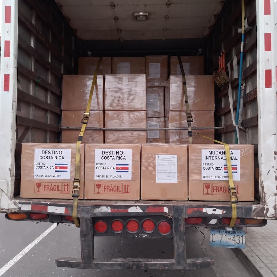 Camión cargado con cajas de mudanza con destino a Costa Rica, transporte terrestre