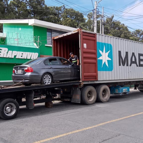 Vehículo cargado en un contenedor sobre un camión de Rapienvio, envío marítimo a España